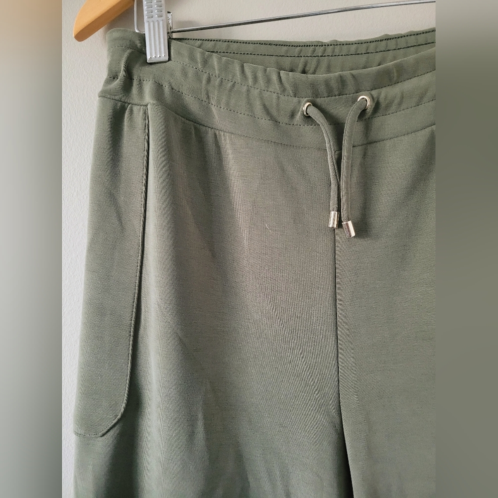 Chico's Zenergy Olive Drawstring Crop Track/Gym Pants Pull On 4R/20-22 - Picture 16 of 16